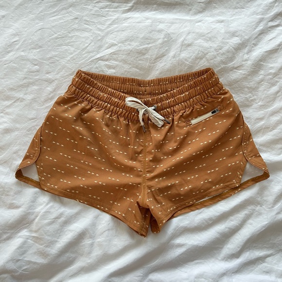 Vuori Pants - Vuori Clementine Short - Tumeric Arrows